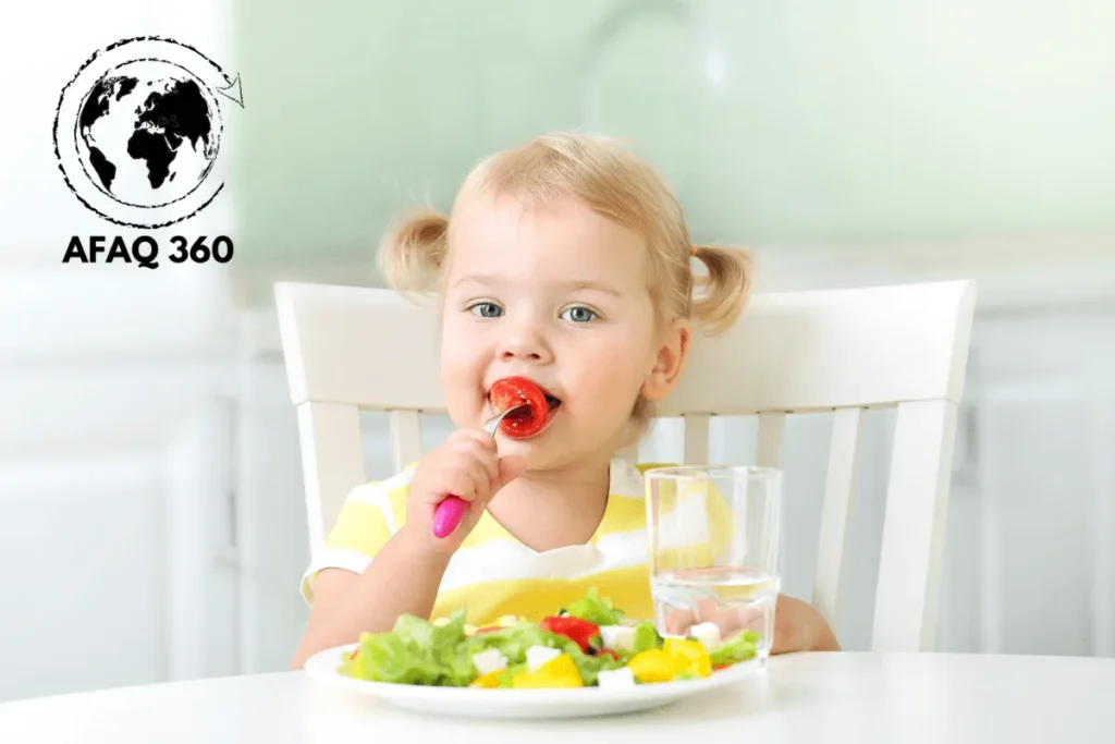 طفلة تأكل فراولة وأكل صحي