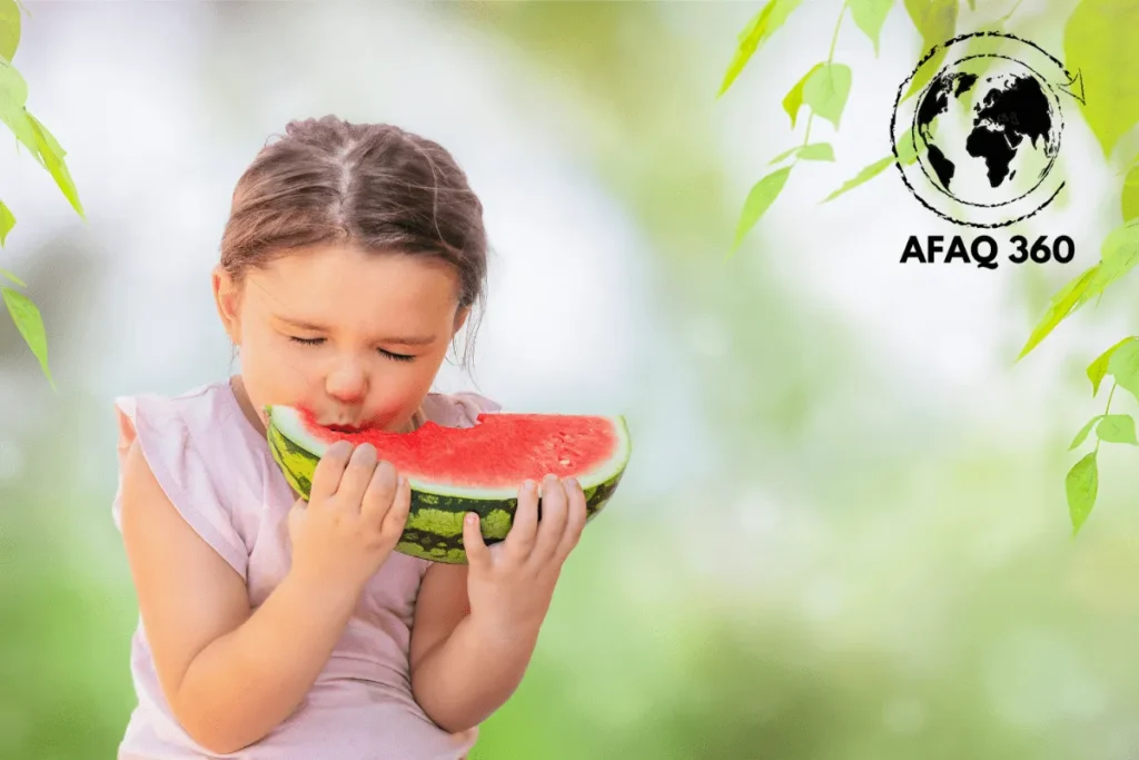 طفلة تأكل بطيخ واكل صحي