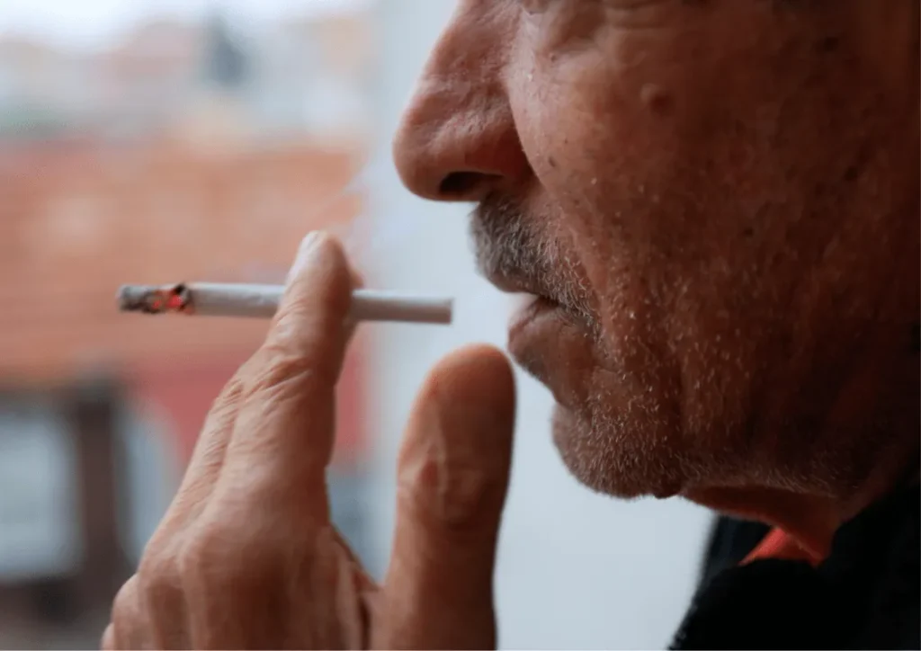 التدخين من العادات المدمرة للاسنان والصحة